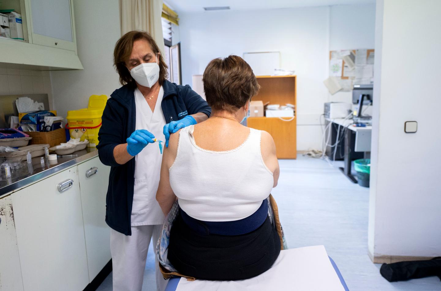 Catching the common cold can help fend off COVID, study finds