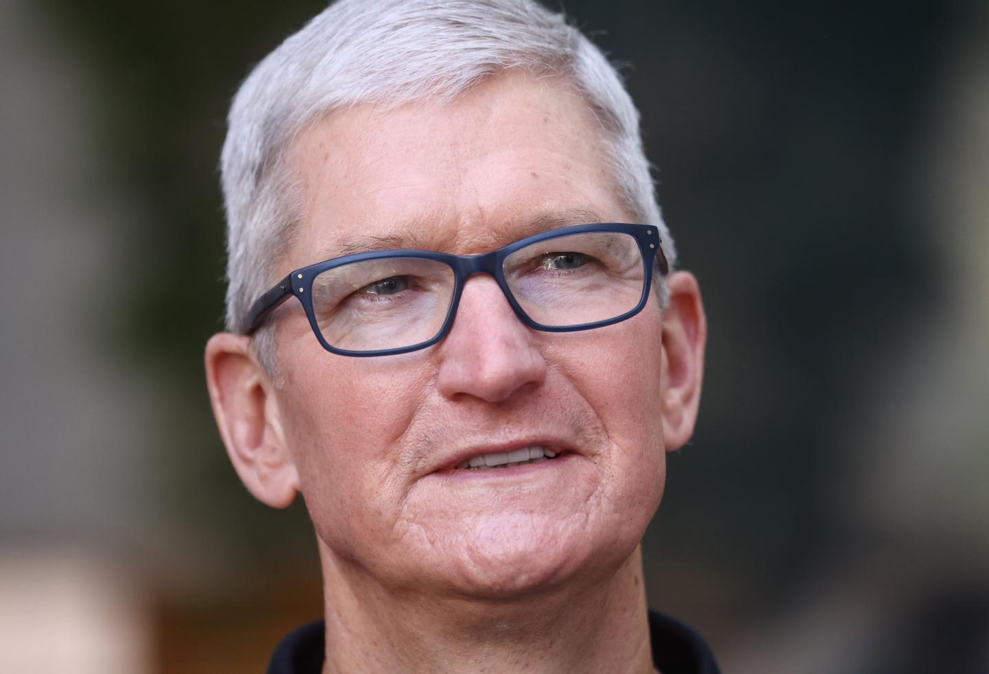 Apple shares pop 5% after reporting record quarterly sales despite supply chain fears