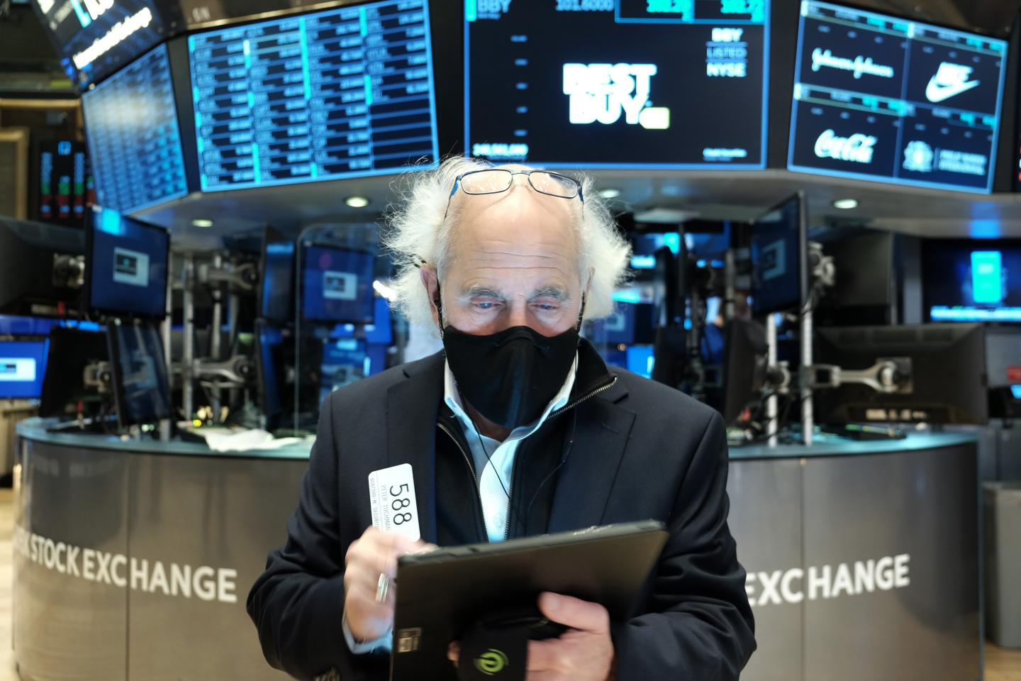 Traders work on the floor of the New York Stock Exchange (NYSE) on the first day of trading in the new year on January 03, 2022 in New York City.