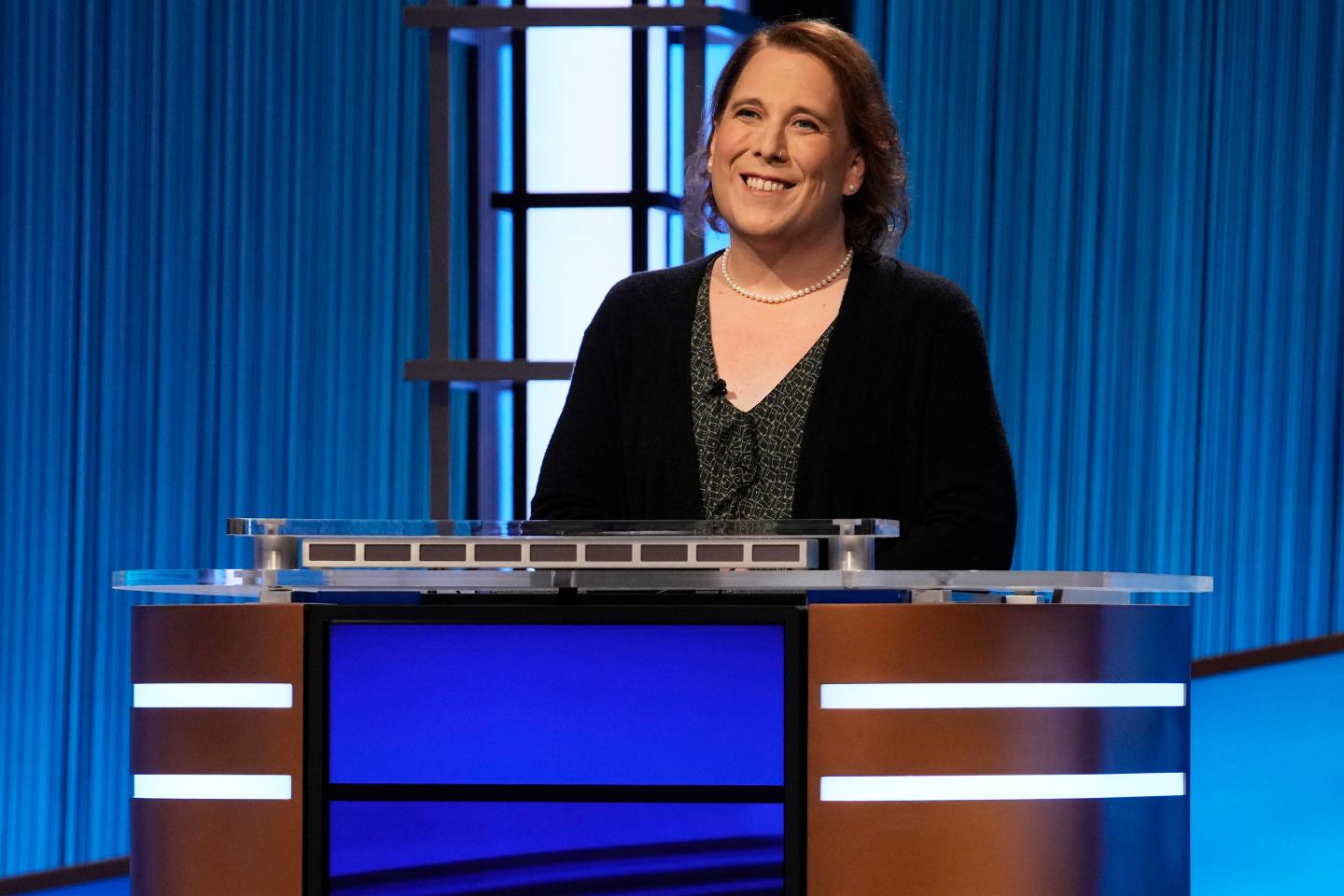Amy Schneider’s winning streak breaks a glass ceiling on ‘Jeopardy!’