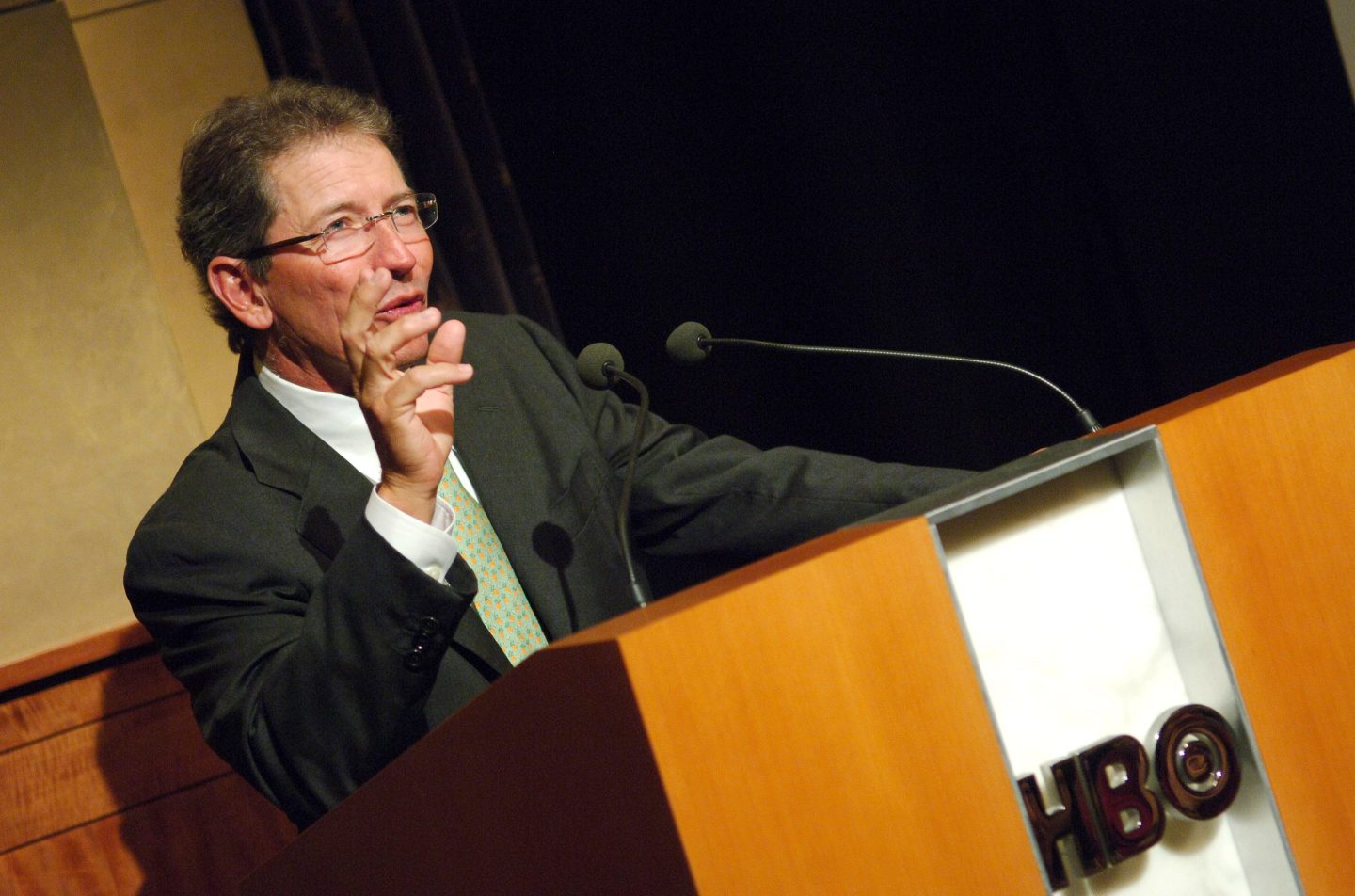 Executive Tom Siebel speaks at an HBO-branded lectern in 2007