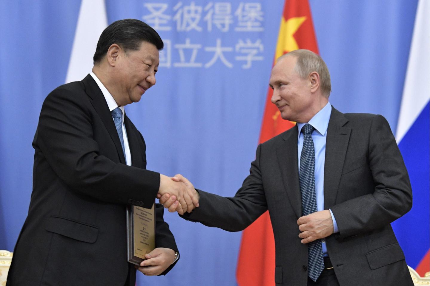 Chinese president Xi Jinping and Russian president Vladimir Putin shake hands in 2019