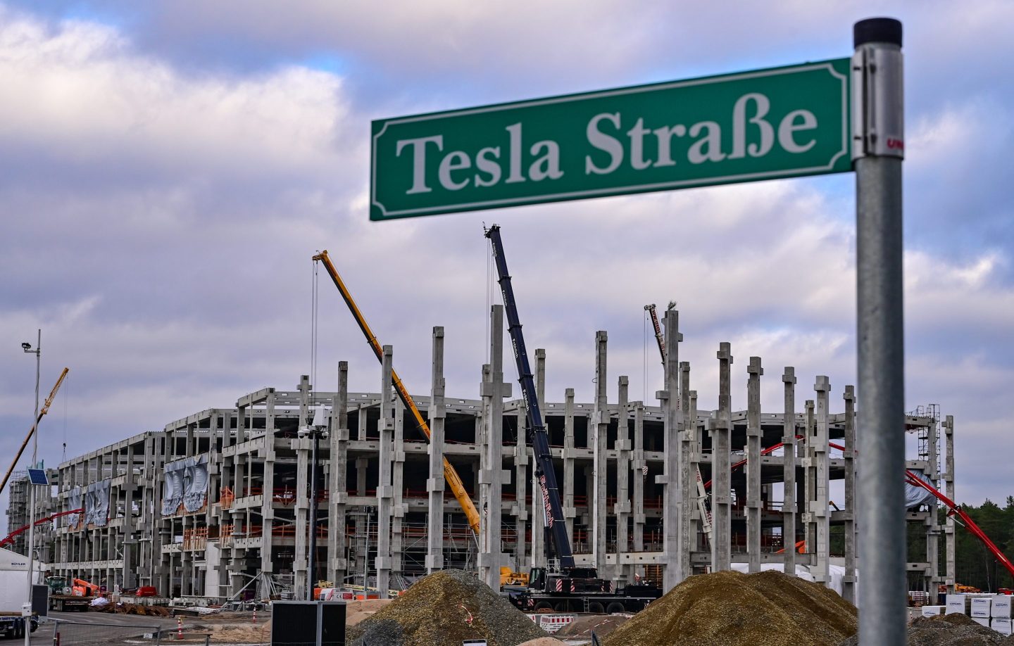 The street sign “Tesla Street” stands at the construction site of the Tesla gigafactory near Berlin.