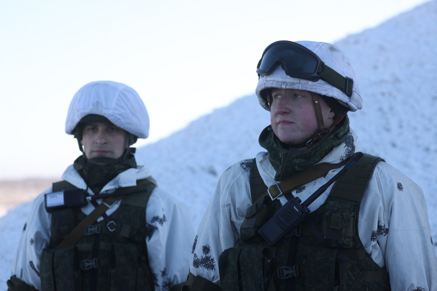 Two Russian soldiers in winter camouflage