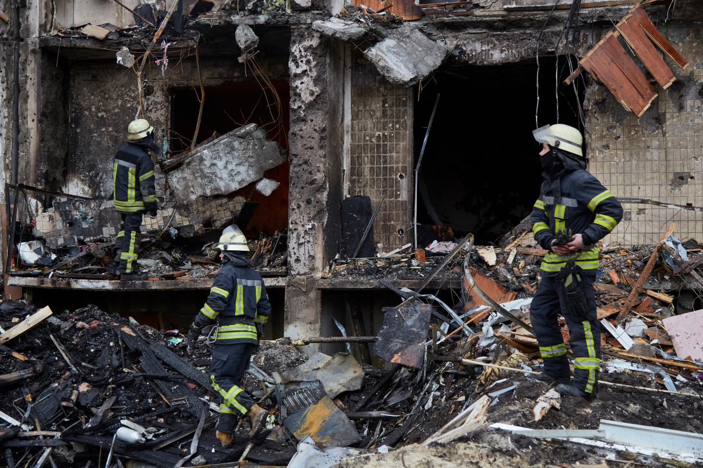 Global stocks rebound as Kyiv burns
