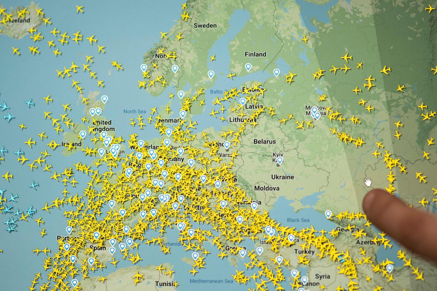Map of Flightradar24 showing Ukraine’s airspace completely empty of passenger flights.