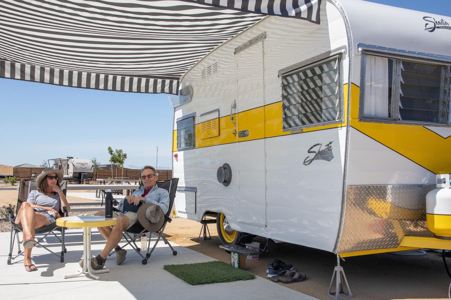 A couple sitting at Sun Outdoors' RV resort Cava Robles