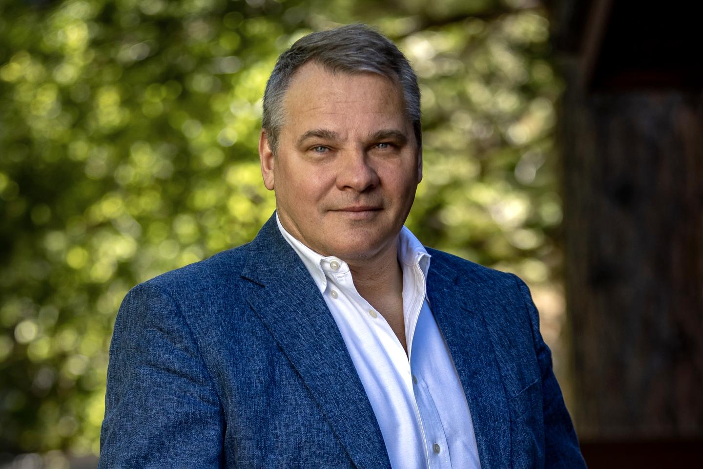Portrait of TransparentBusiness CEO and founder Alex Konanykhi.