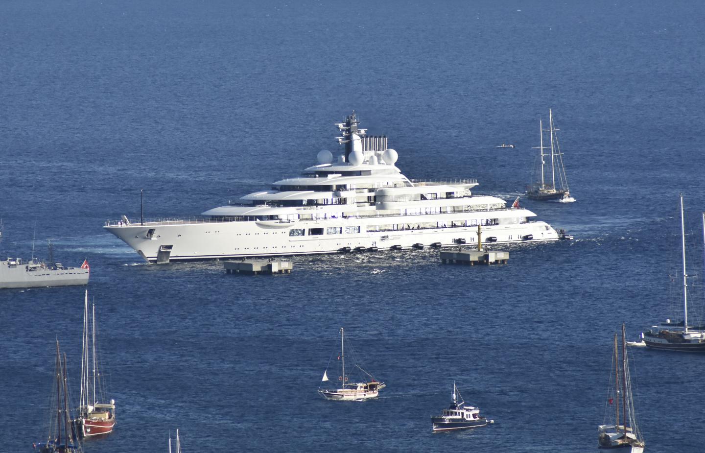 How can a $700 million superyacht sitting in an Italian port ‘belong to no one’? Russian sleuths say it’s Putin’s