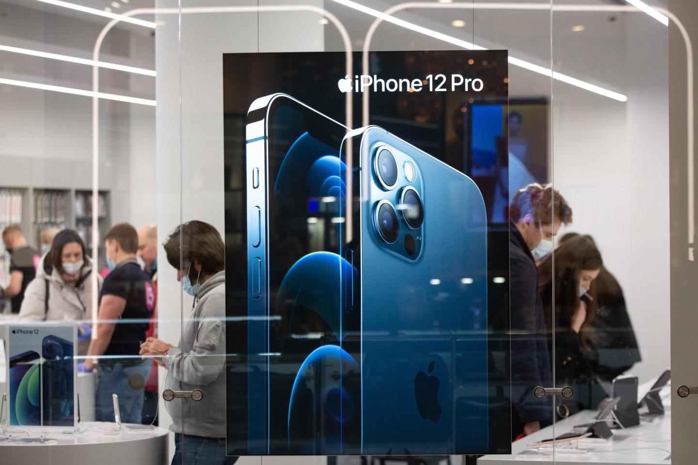 Photo of Russian shoppers in an Apple store in Moscow on November 27, 2020.