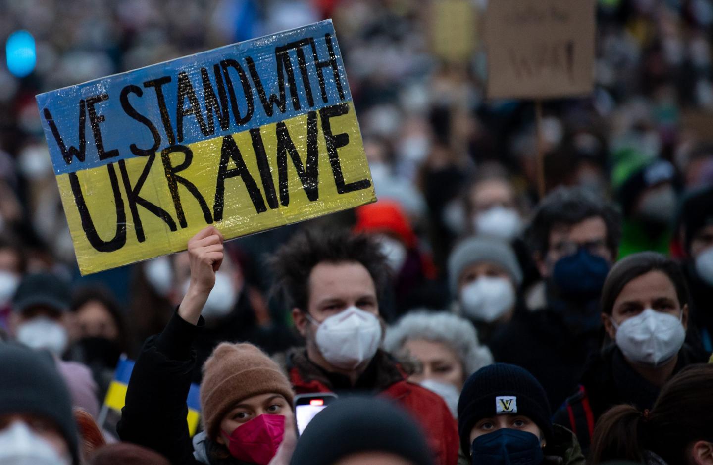 Demonstrators protest against the war in Ukraine on Königsplatz under the slogan "Peace in Europe, Solidarity with Ukraine".