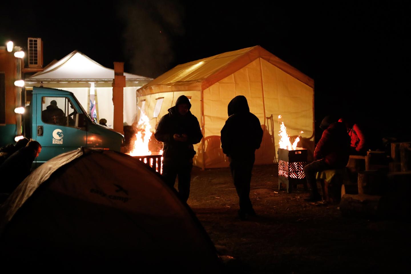 80,000 Ukrainian emigrants are leaving safety and heading towards war