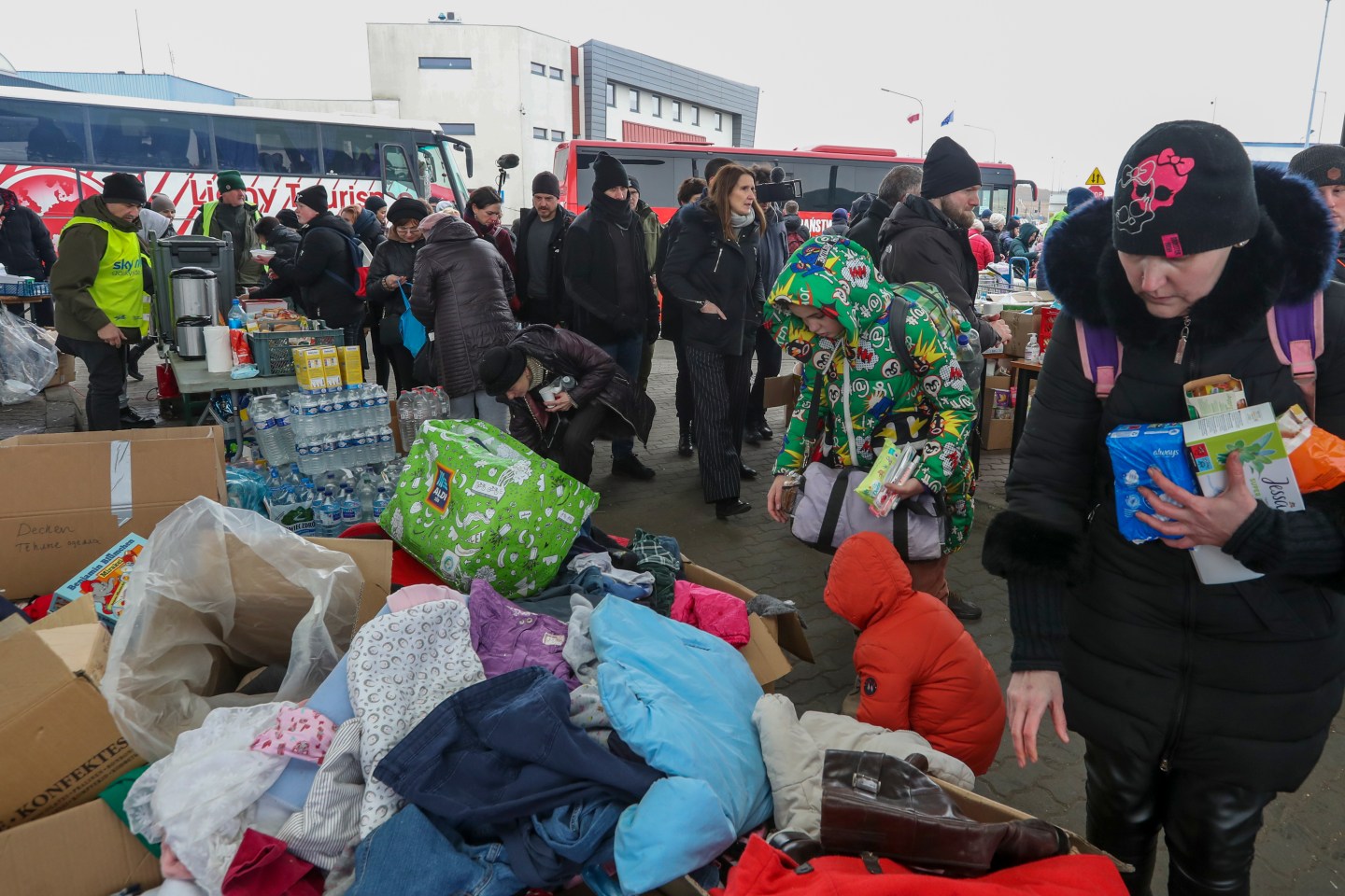 Ukrainian refugees taking donations