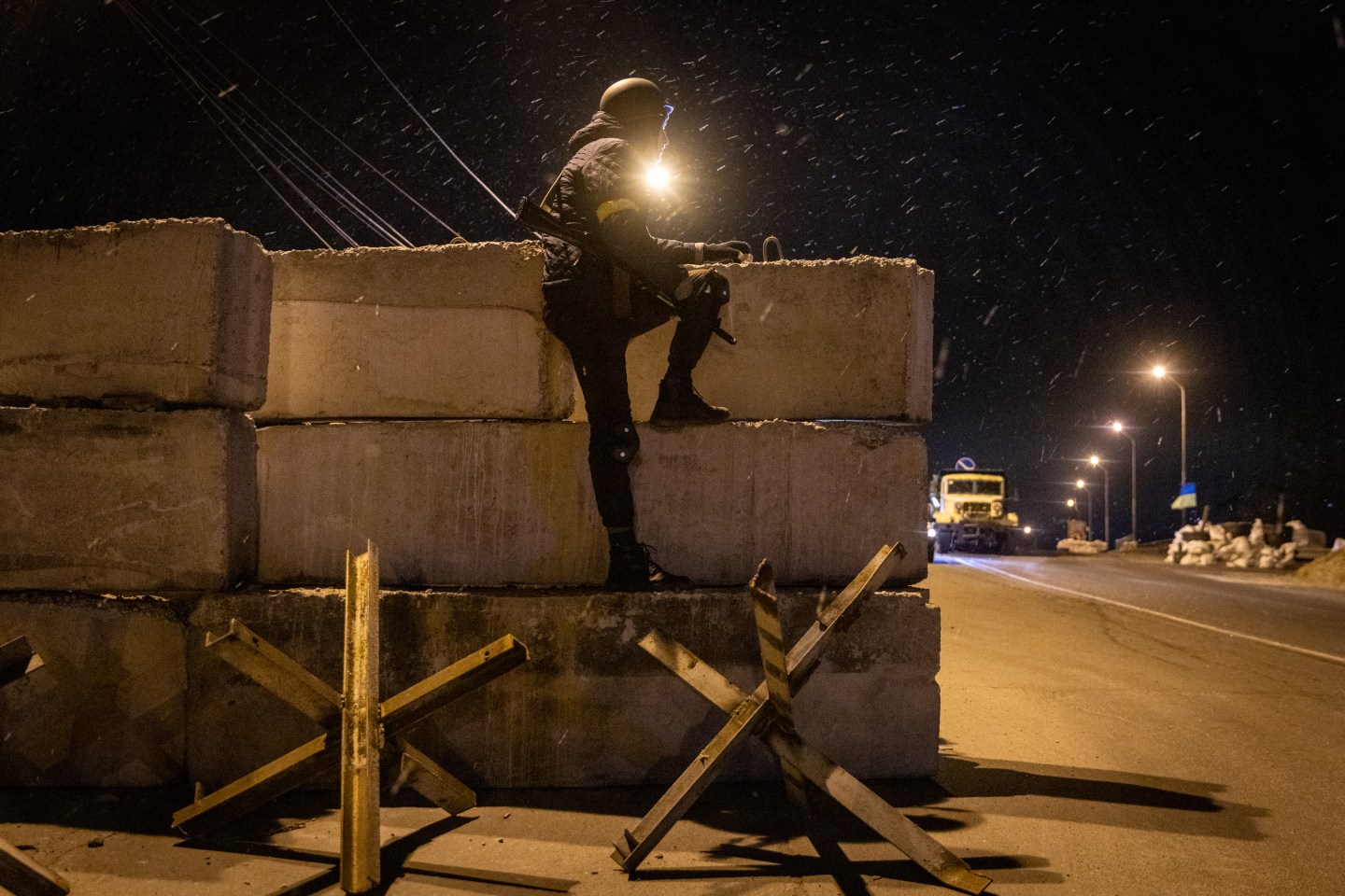 A member of a Territorial Defence unit guards a barricade close to the eastern frontline on March 05, 2022, in Kyiv, Ukraine. Russia continues assault on Ukraine's major cities, including the capital Kyiv, more than a week after launching a large-scale invasion of the country. (Photo by Chris McGrath/Getty Images)
