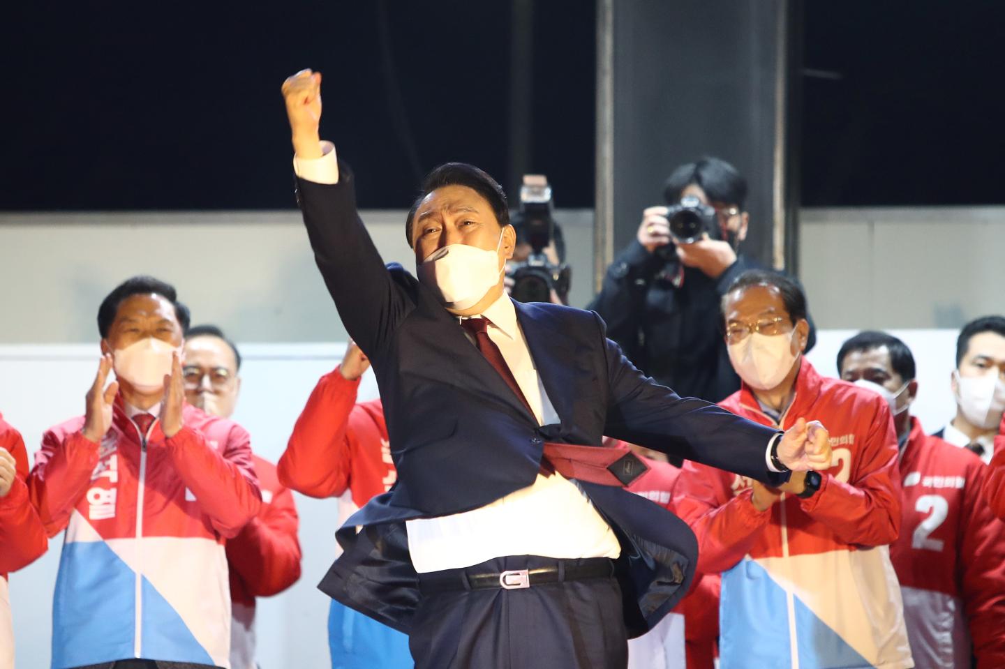 South Kroea's new president Yoon Suk-yeol punches the air