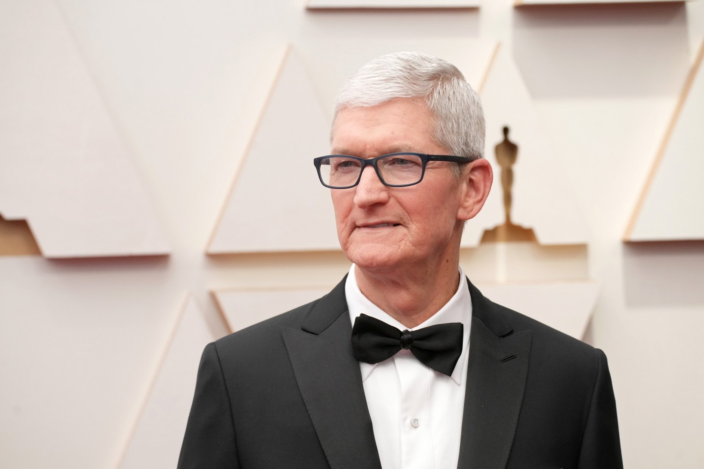 CEO pay rose a record 19% in 2021, while employees saw paltry raises