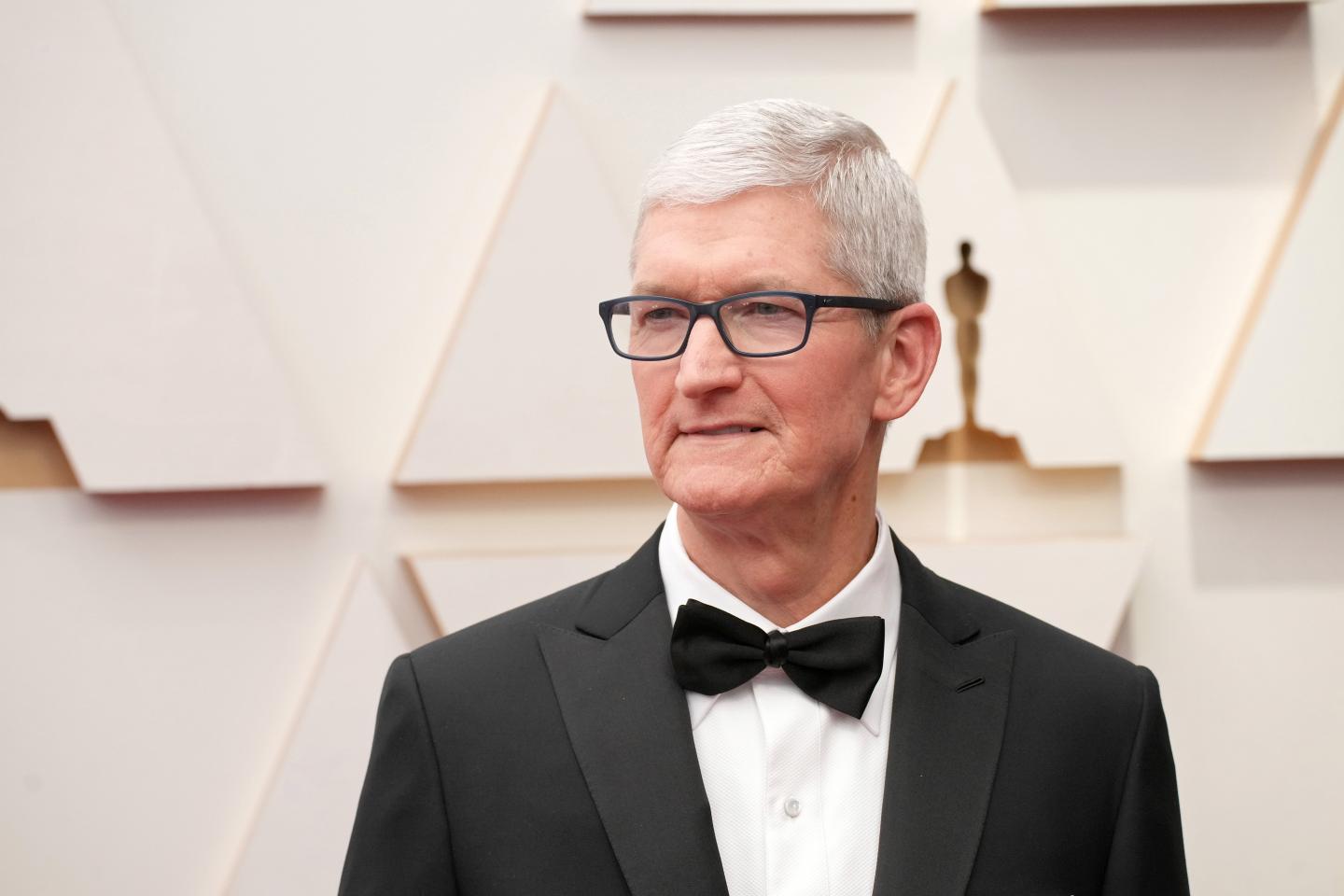 CEO pay rose a record 19% in 2021, while employees saw paltry raises