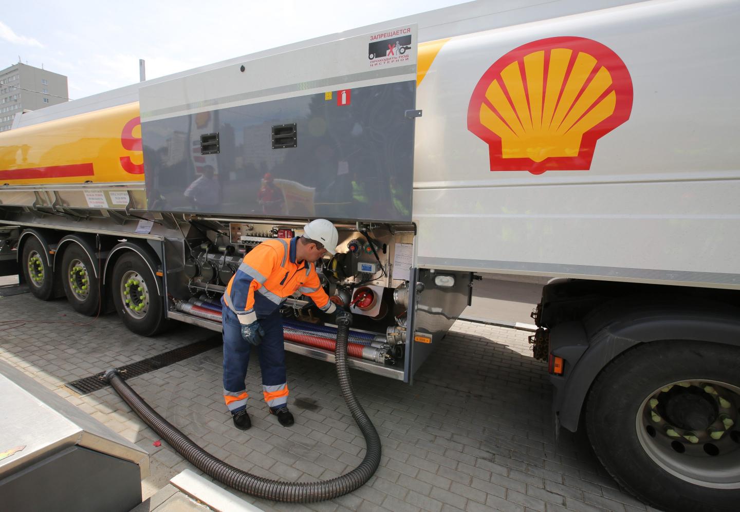 Shell employee during a fuel delivery
