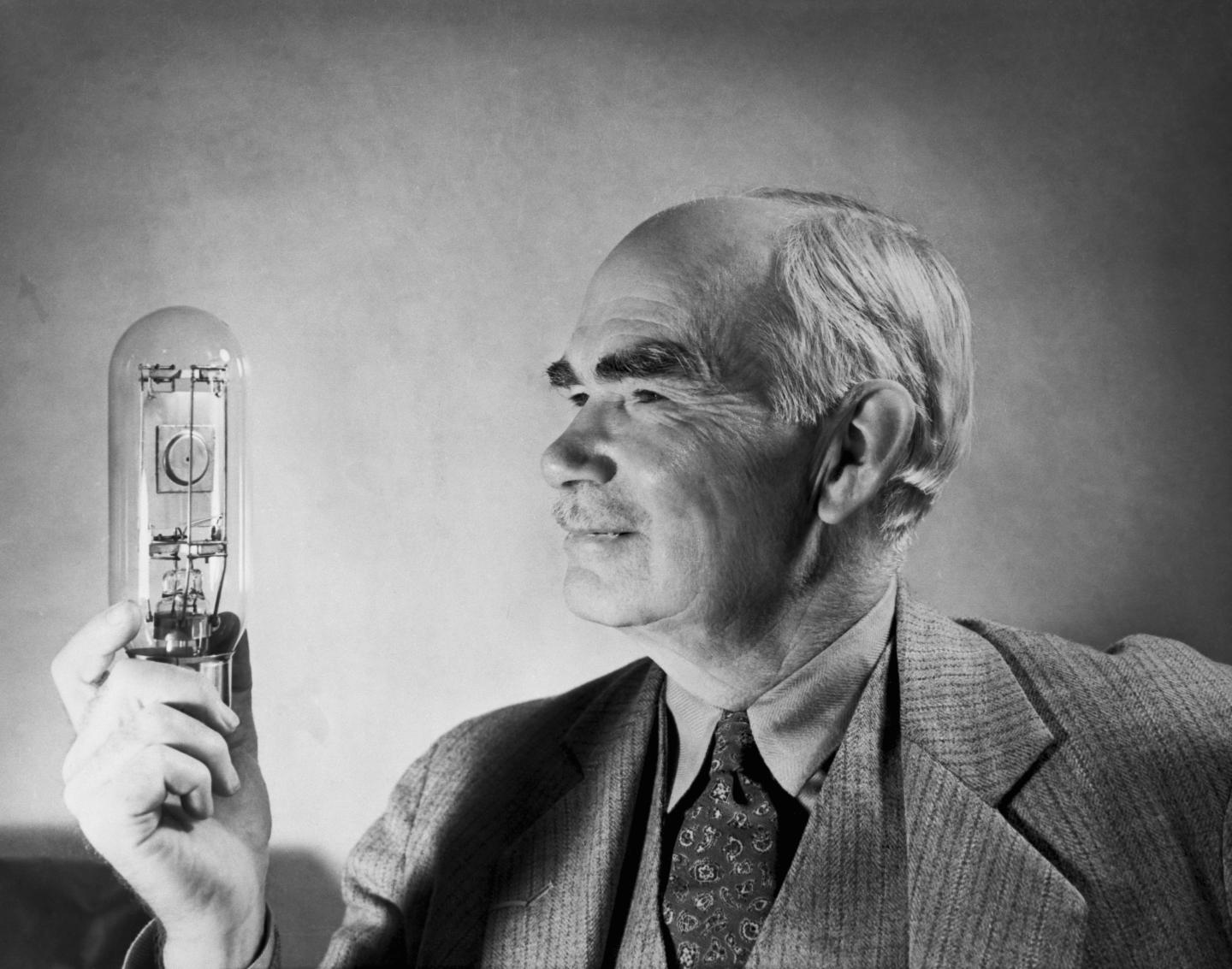 DeForest, Lee: Demonstrating his audio and oscillating tube.
