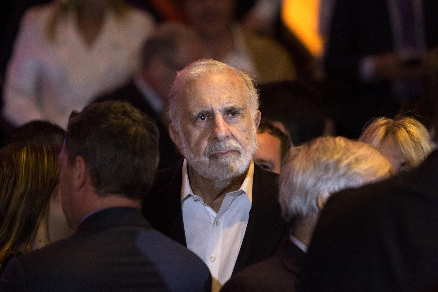 Carl Icahn in a crowd.