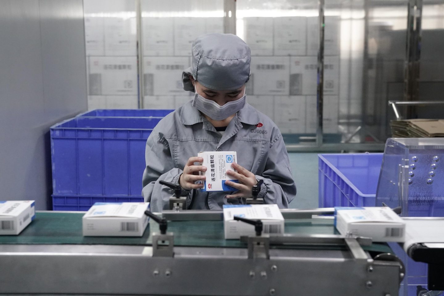 production line worker-lianhua qingwen,yiling pharma