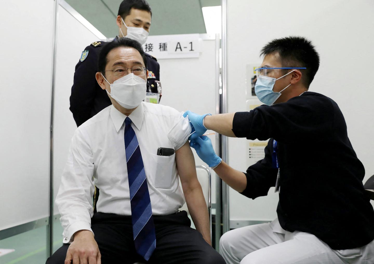 Japan's Prime Minister Fumio Kishida recevies a booster shot, in March 2022