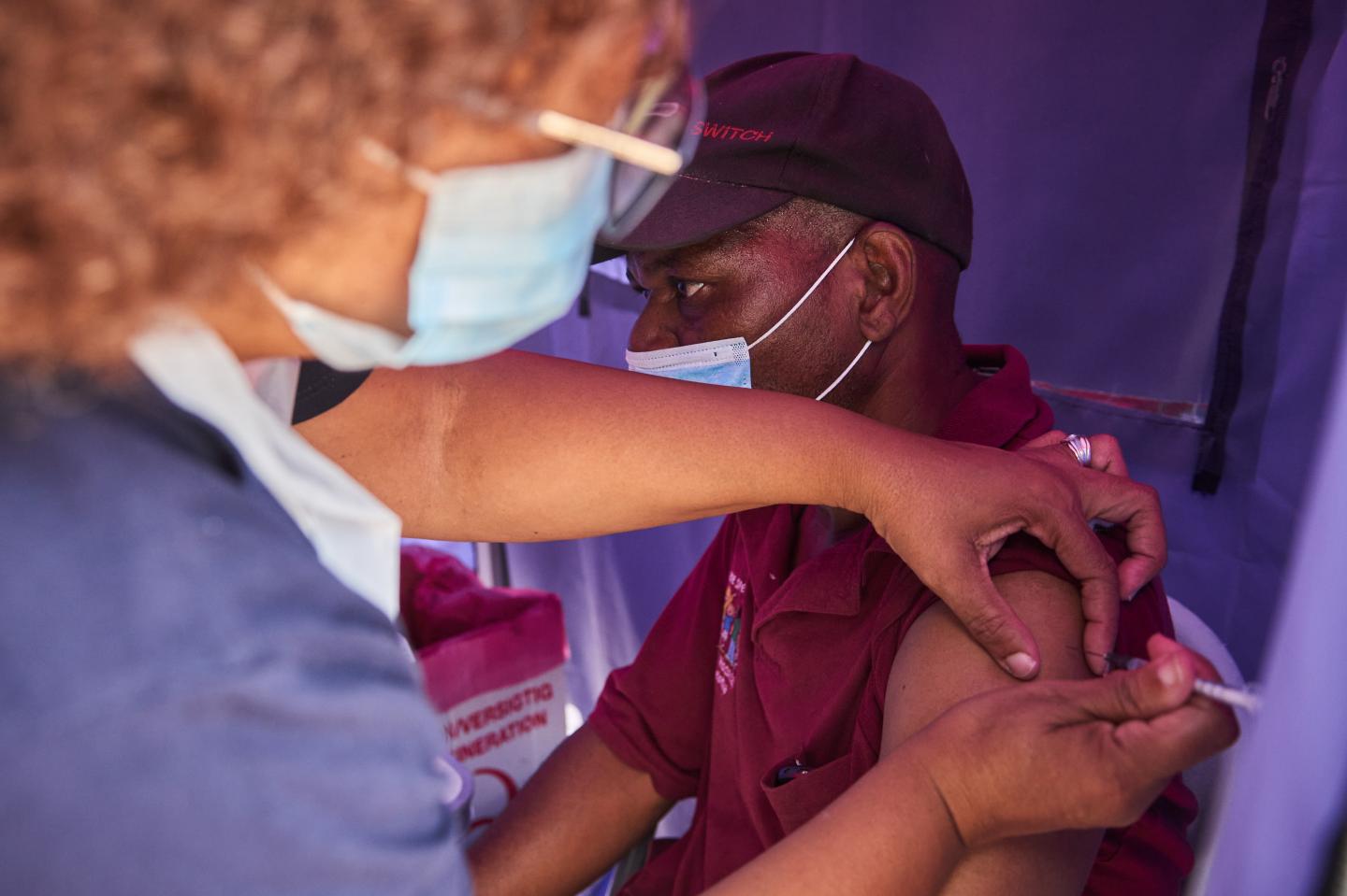 Prior COVID infections and today’s vaccines likely won’t help you avoid the new Omicron variants, author of new study says