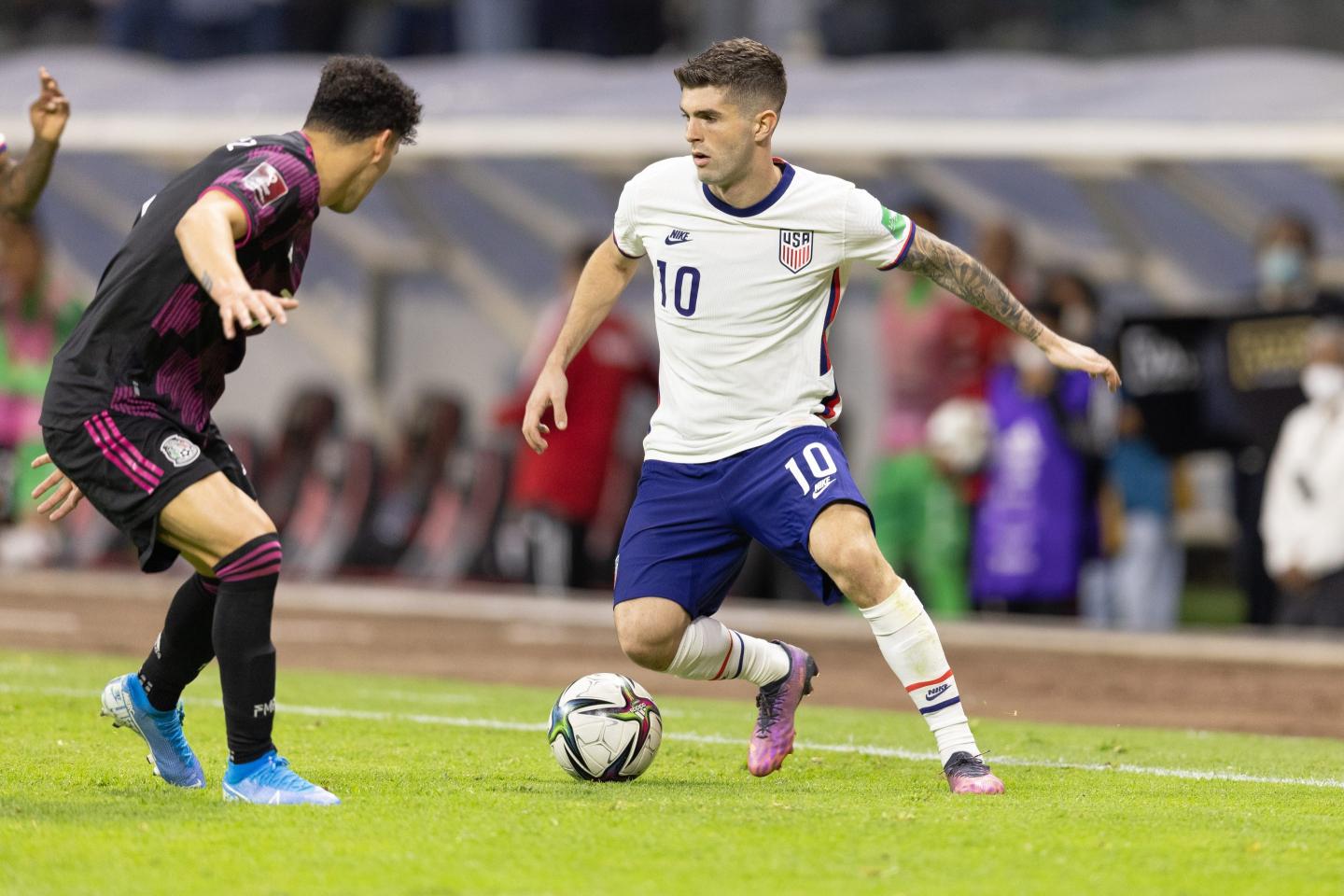 Christian Pulisic drives the ball during a game between Mexico and USMNT