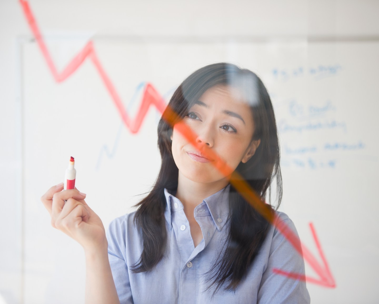 Japanese businesswoman drawing red arrow.