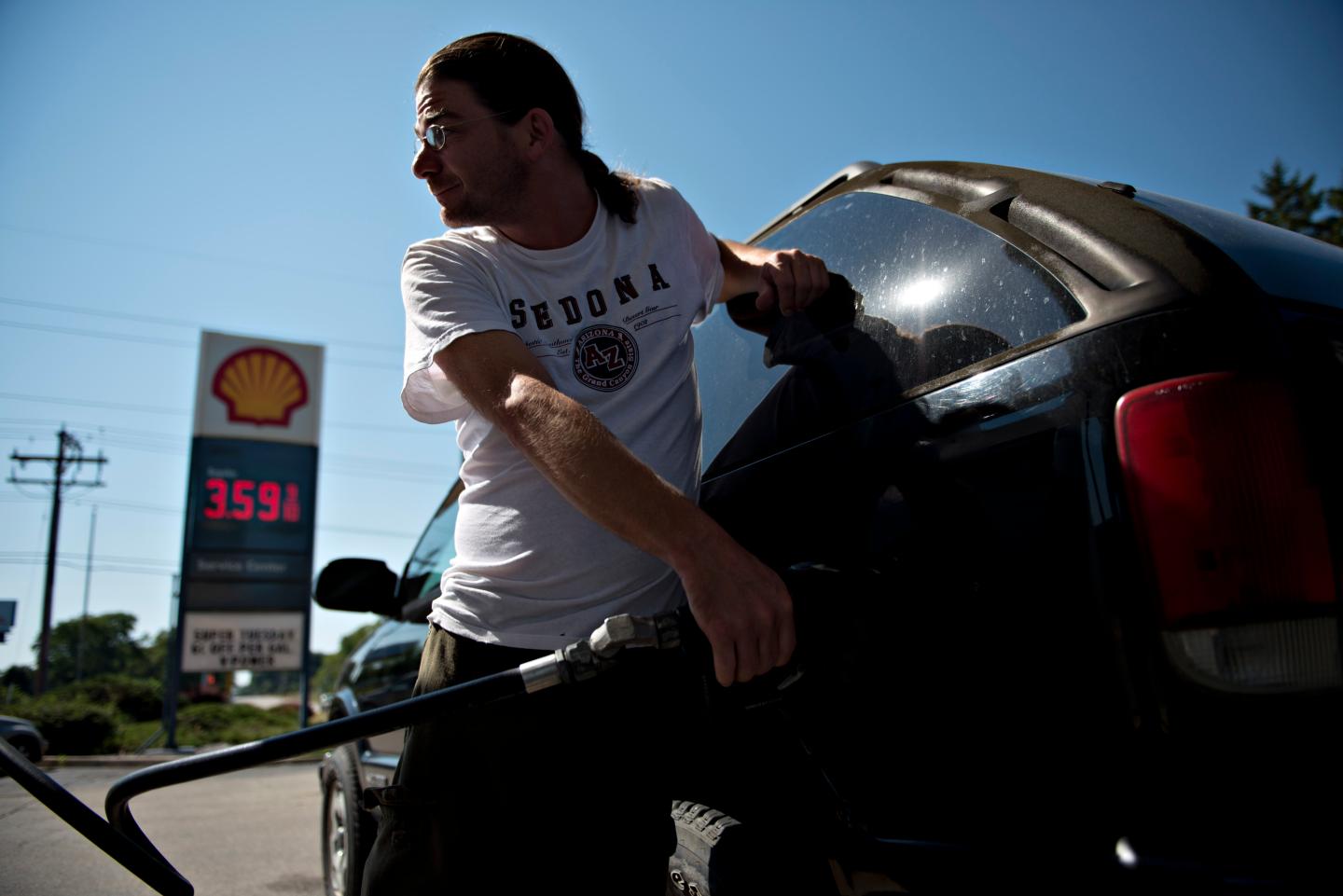 Average U.S. gas price drops 10 cents to $4.27 per gallon