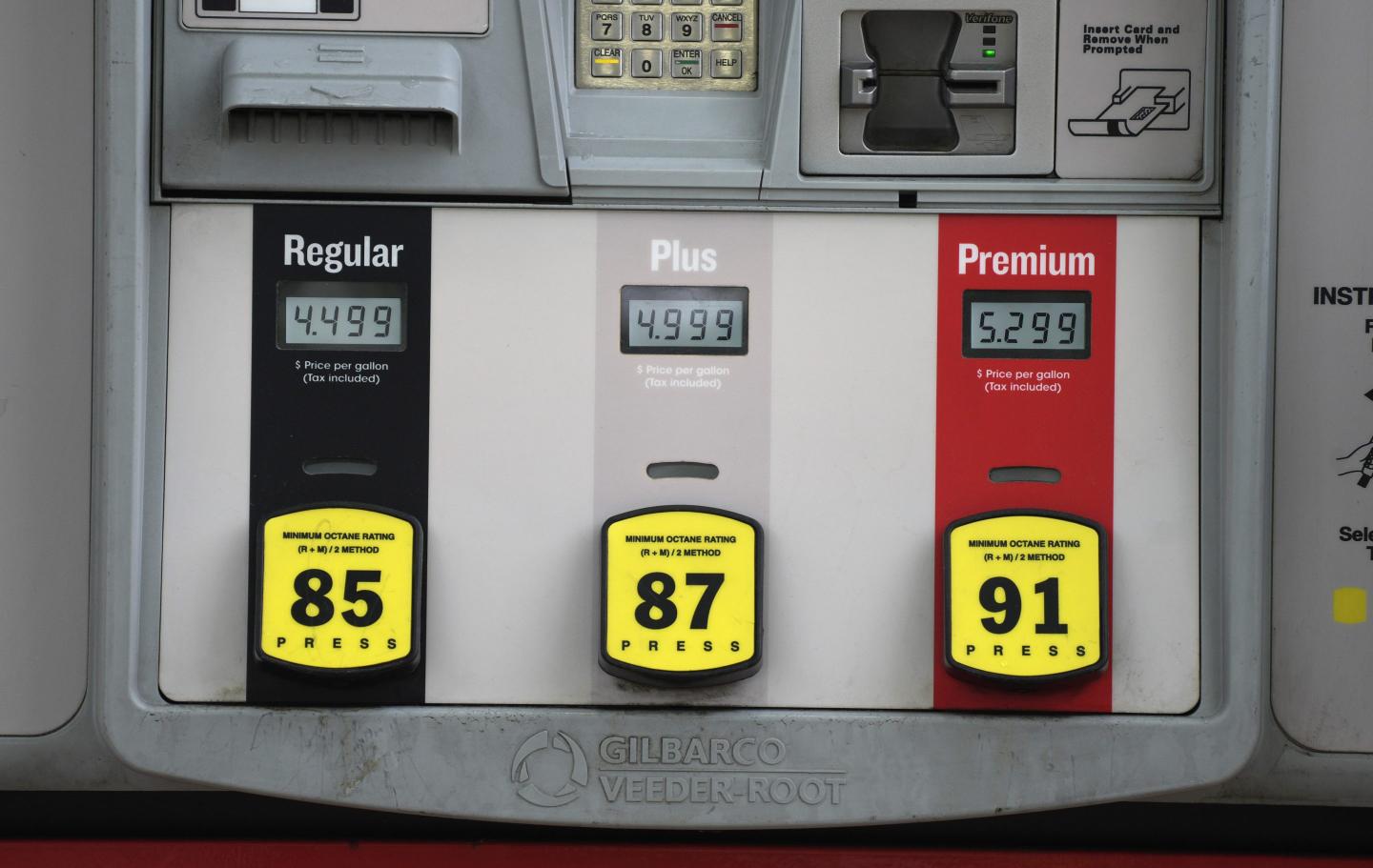 Average U.S. gasoline price jumps 33 cents to $4.71 per gallon