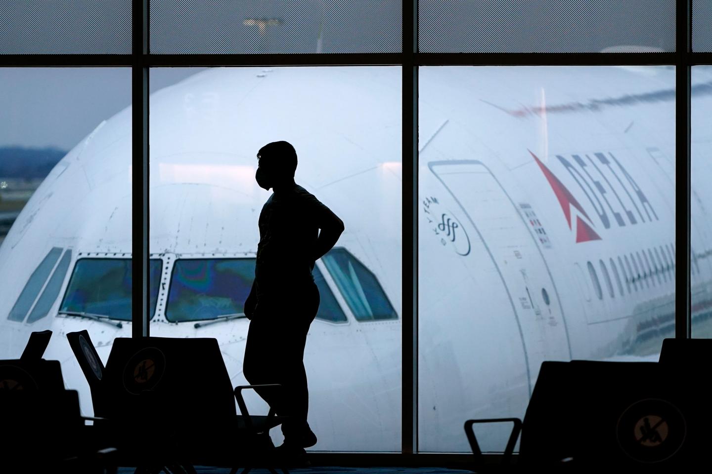 Flight cancellations pile up on busy Memorial Day weekend