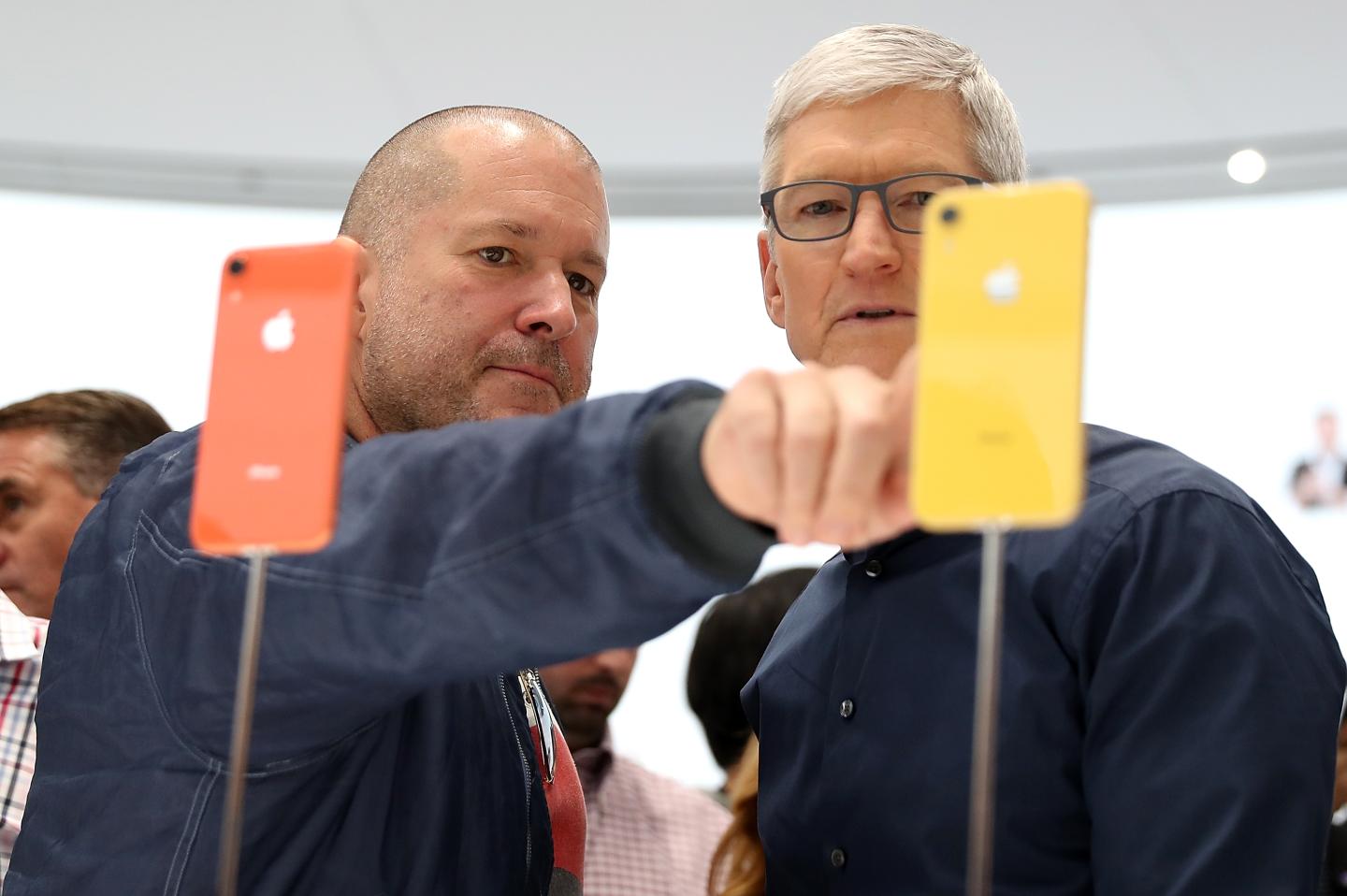 Former Apple chief design officer Jony Ive (L) and Apple CEO Tim Cook in 2018.
