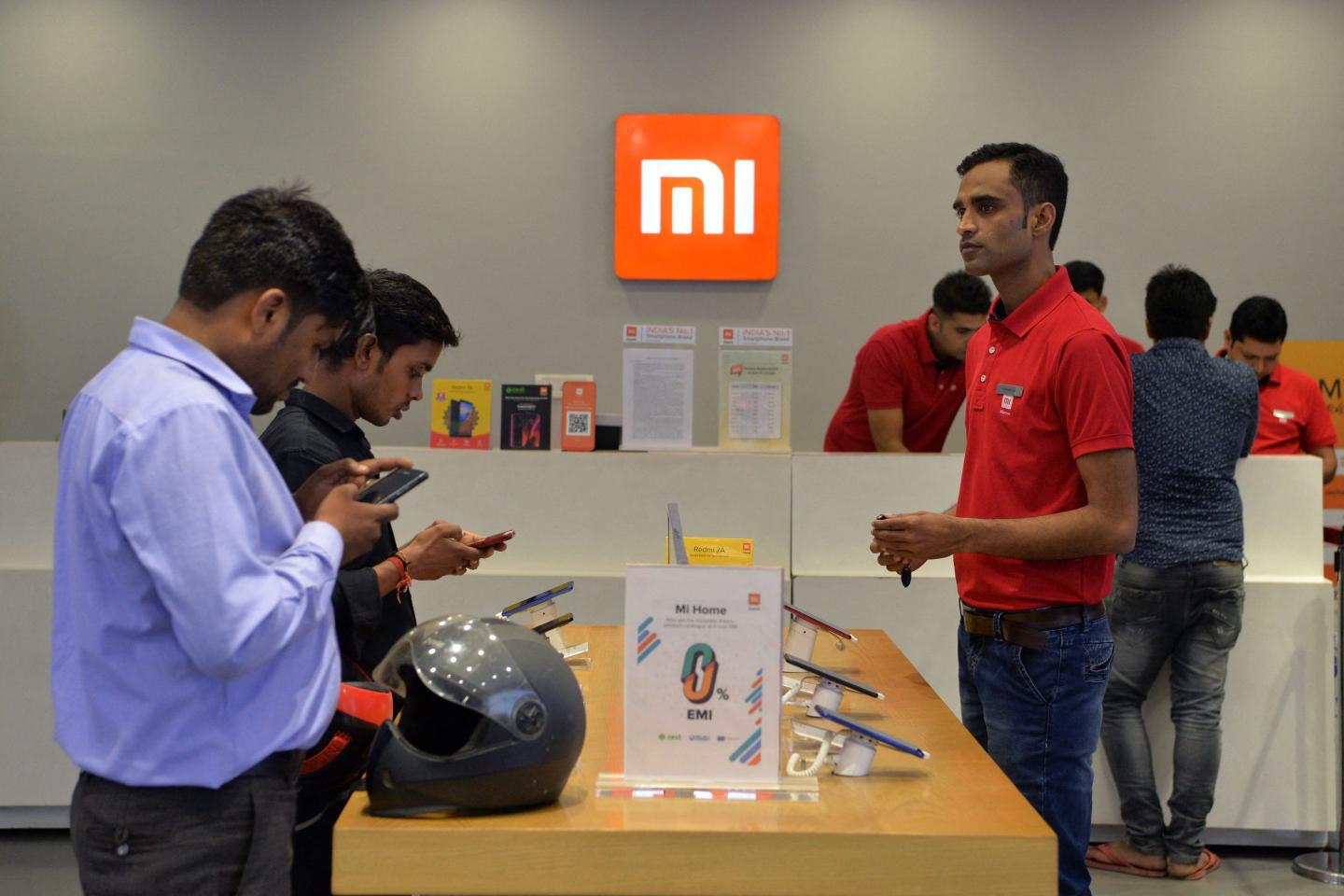 Shoppers in an Indian Xiaomi store