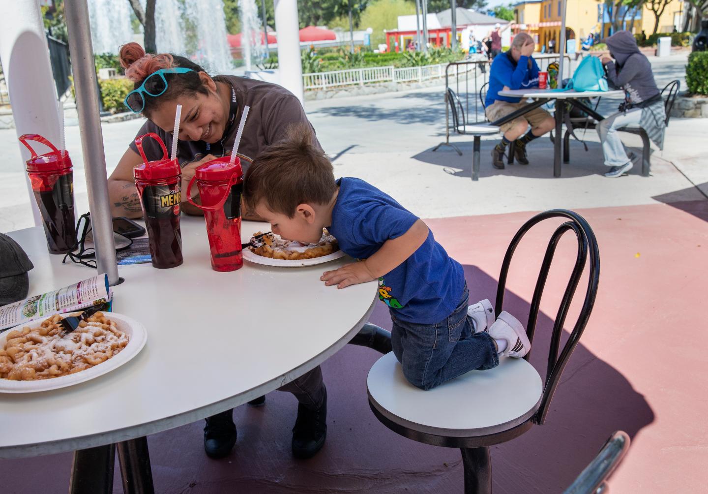 Six Flags diners