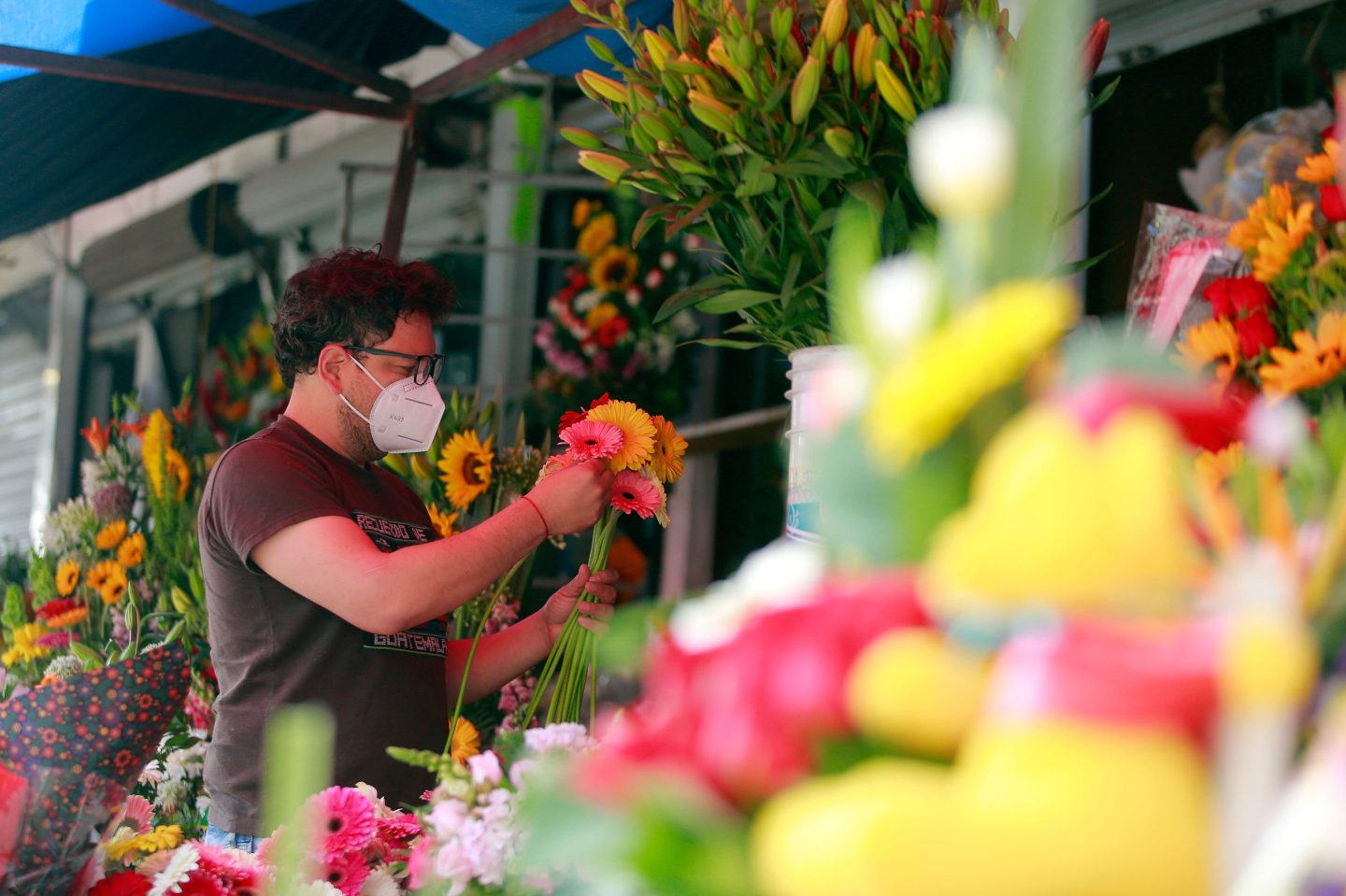 Flower vendorprepares bouquets for mothers day