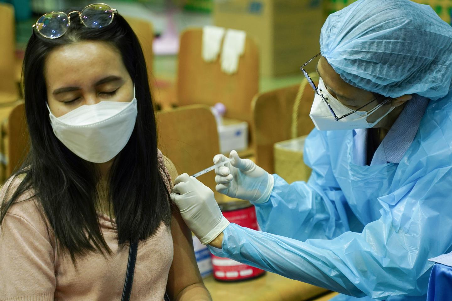 Getting sick from Omicron protects vaccinated individuals against a wide range of variants better than a booster, studies find