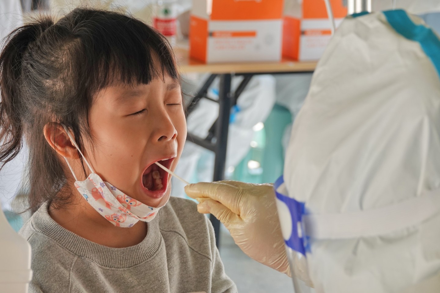 A medical worker takes nucleic acid samples for a citizen at a nucleic acid sampling site in Yantai, East China's Shandong Province, April 26, 2022. The epidemic in Yantai was caused by the omicron variant strain.