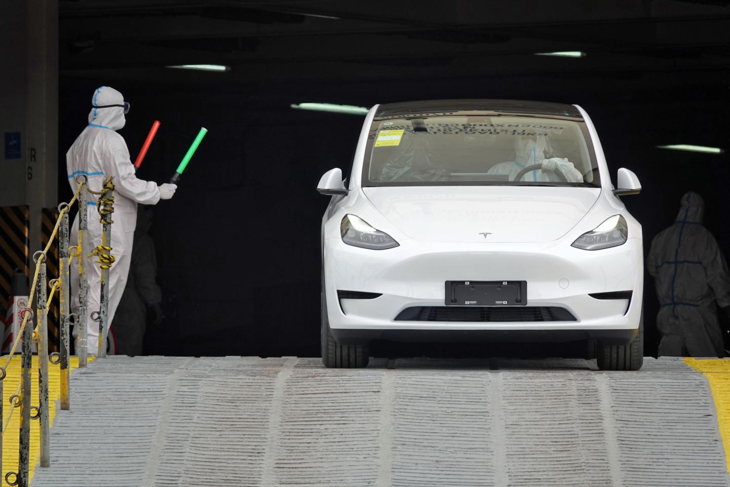 Tesla plans to scoop up Shanghai staff sleeping on the factory floor and park them in a company dorm until mid-June