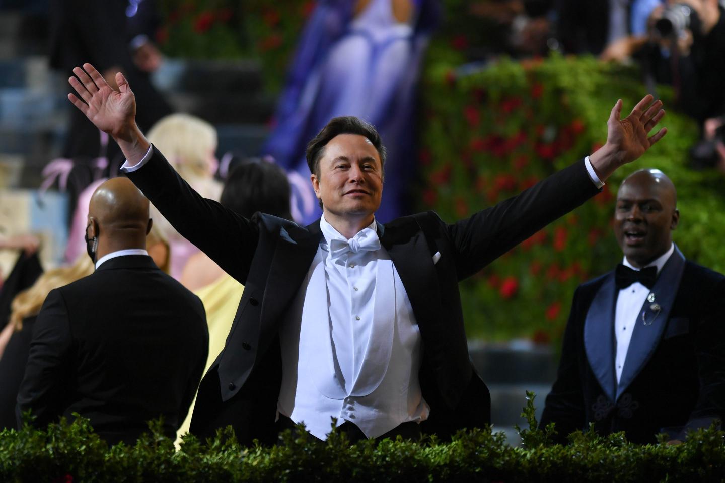 Famed short-seller betting Elon Musk tanks Twitter stock by slashing his takeover bid