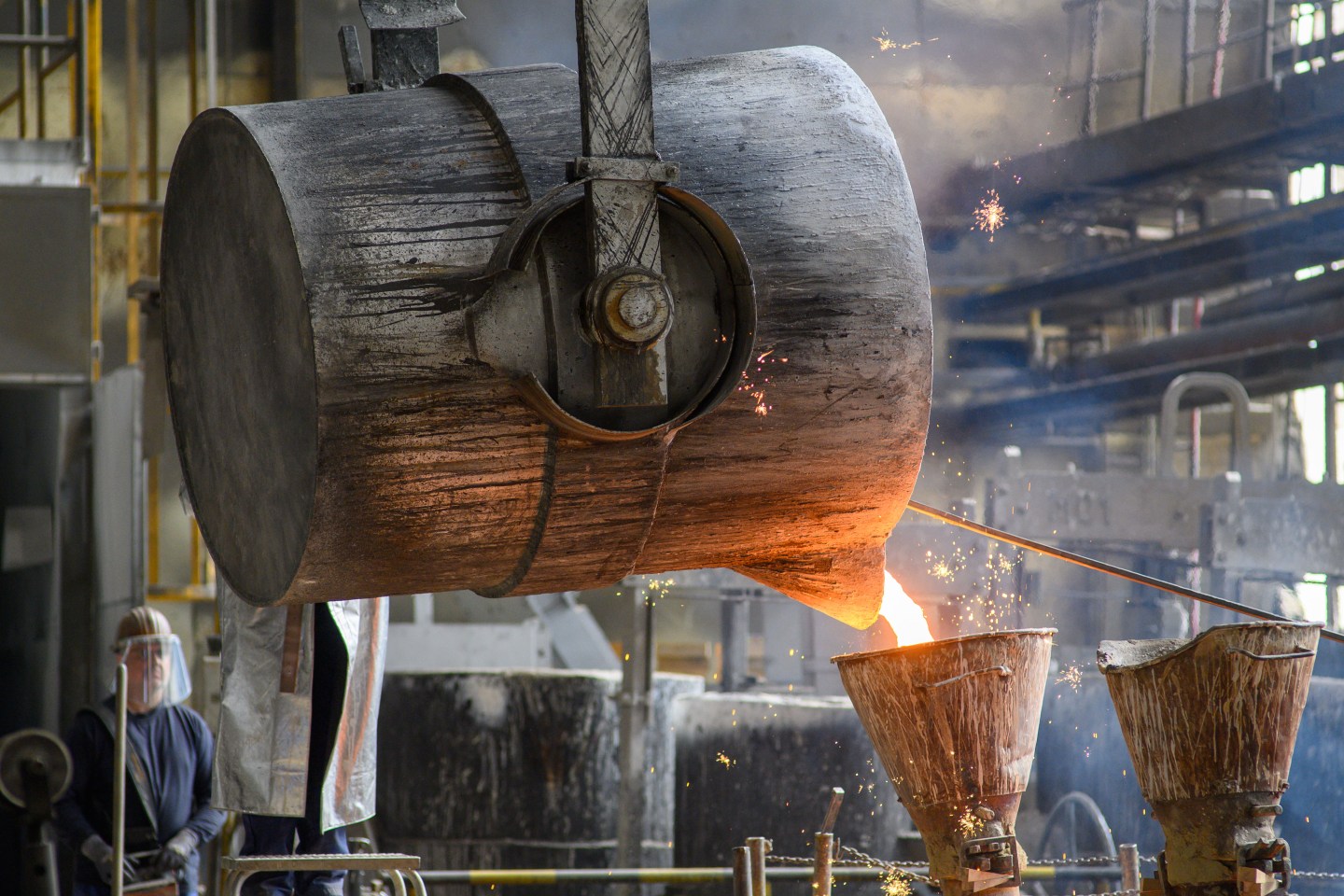 12 May 2022, Saxony-Anhalt, Quedlinburg: Workers casting at the Quedlinburg roller foundry. The President's trip took place at a time when people are talking to each other with concern about the future energy supply of the country, he said. Therefore, on the last day, he visited the Quedlinburg roller foundry which is dependent on a permanent, stable energy supply.