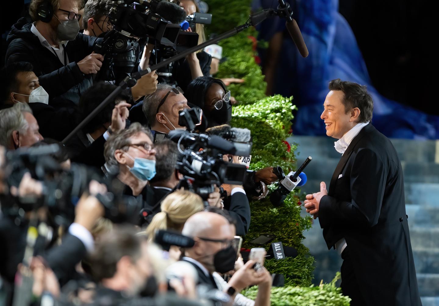 Elon Musk’s Twitter pitch deck shows he plans to quintuple revenue and debut a mysterious new product, NYT reports