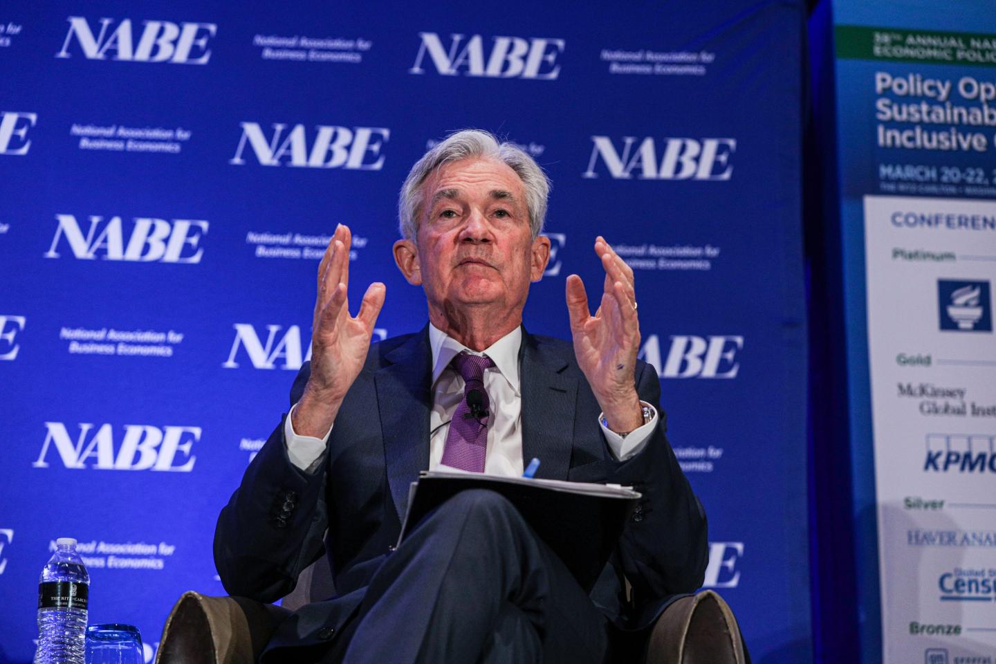 Jerome Powell speaking at a conference.