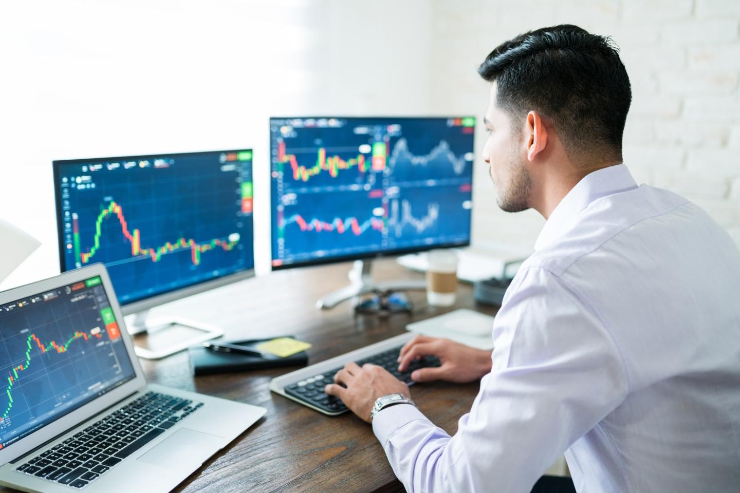 broker at laptop