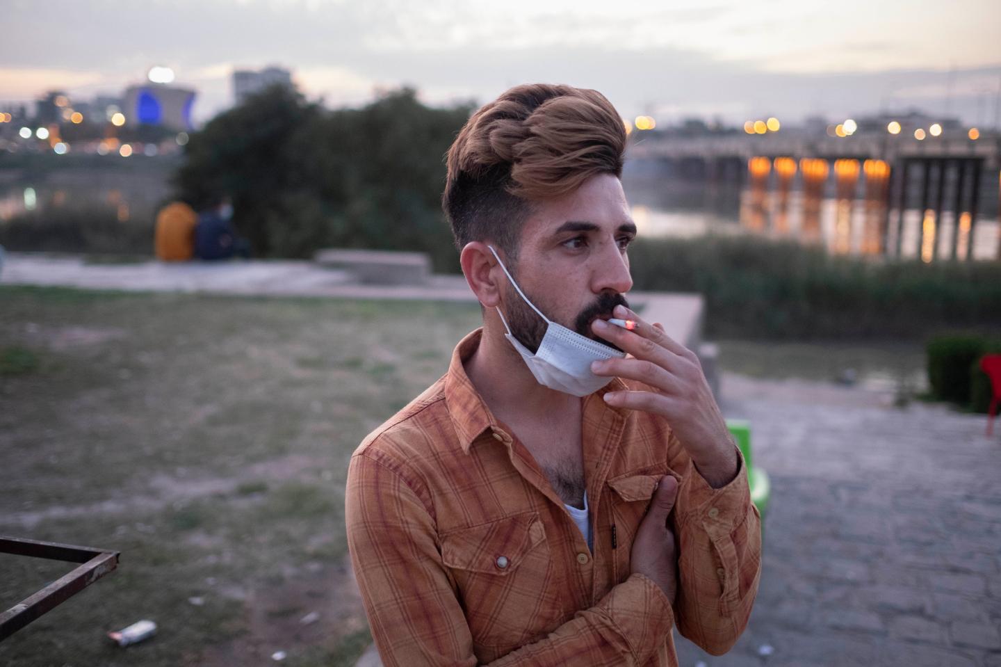 smoker wearnng mask