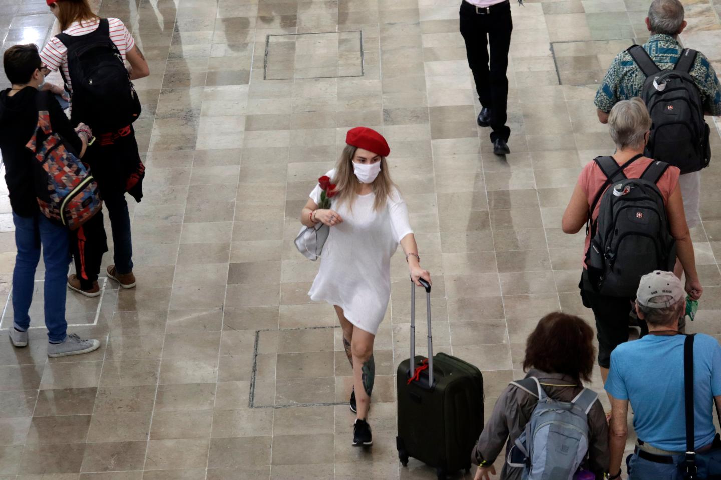 Travelers to the U.S. no longer have to test for COVID, the CDC says. Its reason: The pandemic ‘has now shifted to a new phase’