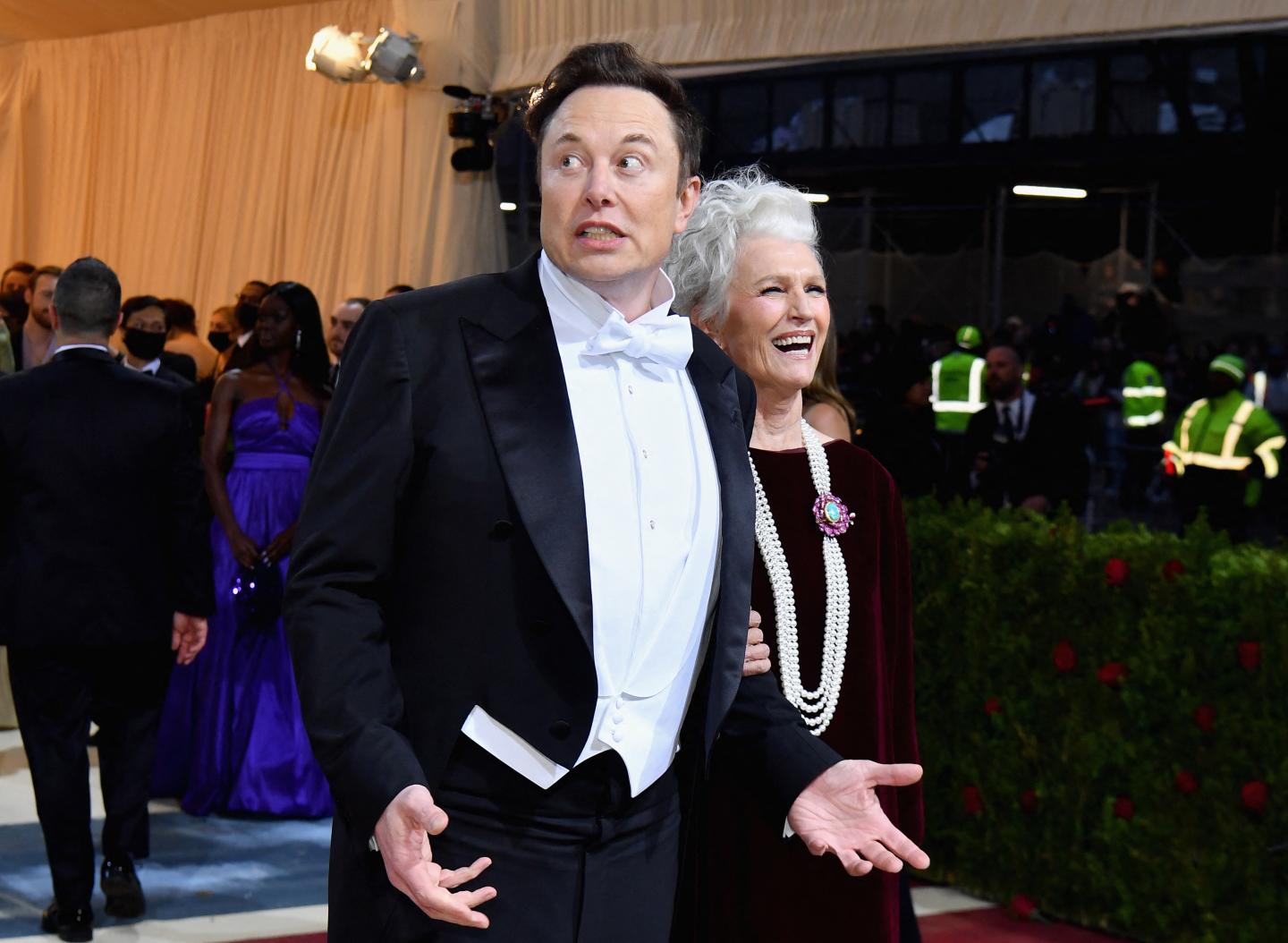 Elon Musk has a ‘super bad feeling’ about the economy and says Tesla needs to cut staff by 10%