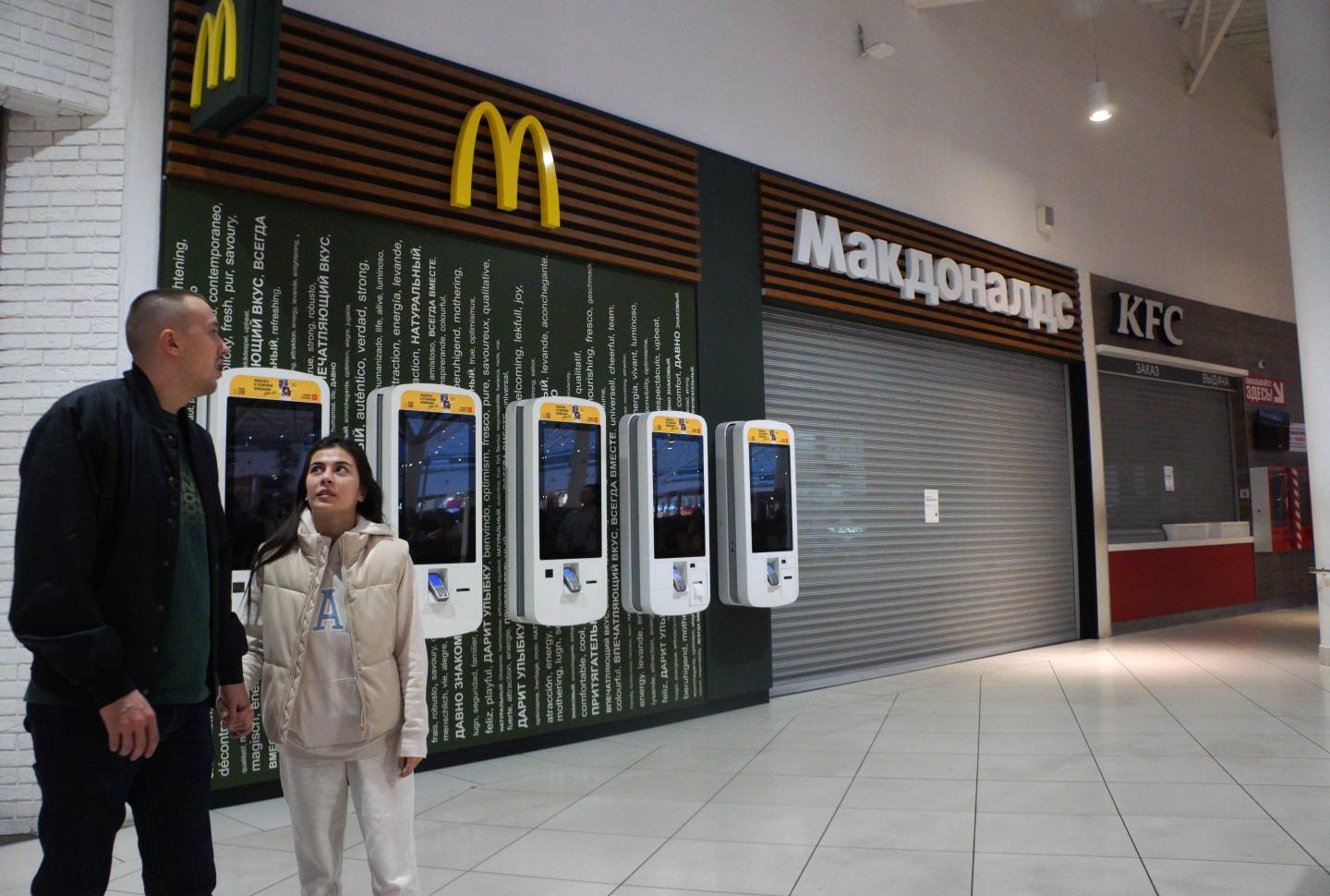 Russia’s rebranded McDonald’s chain reportedly considers 8 new names, including ‘The Same One’ and ‘Available Cash Register’, as it unveils new logo