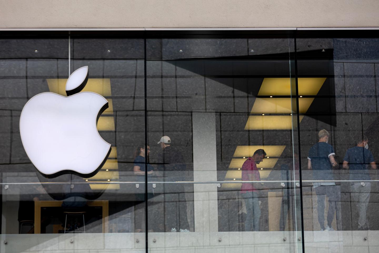 Apple workers vote to unionize at Maryland store: ‘They made a huge sacrifice for thousands of Apple employees’