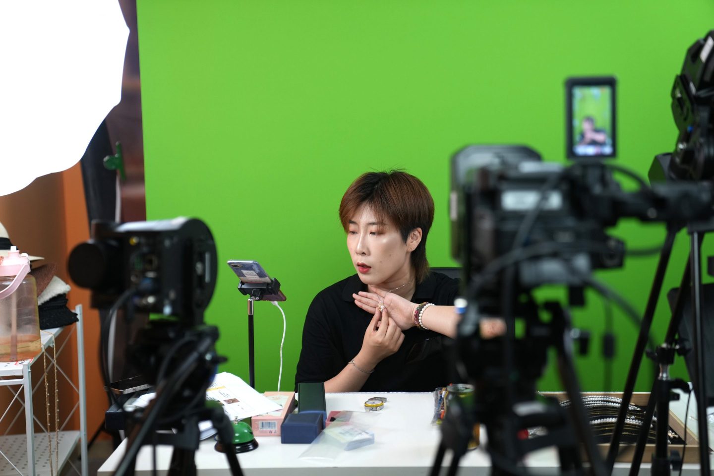 A Chinese streamer promoting pearl jewelry